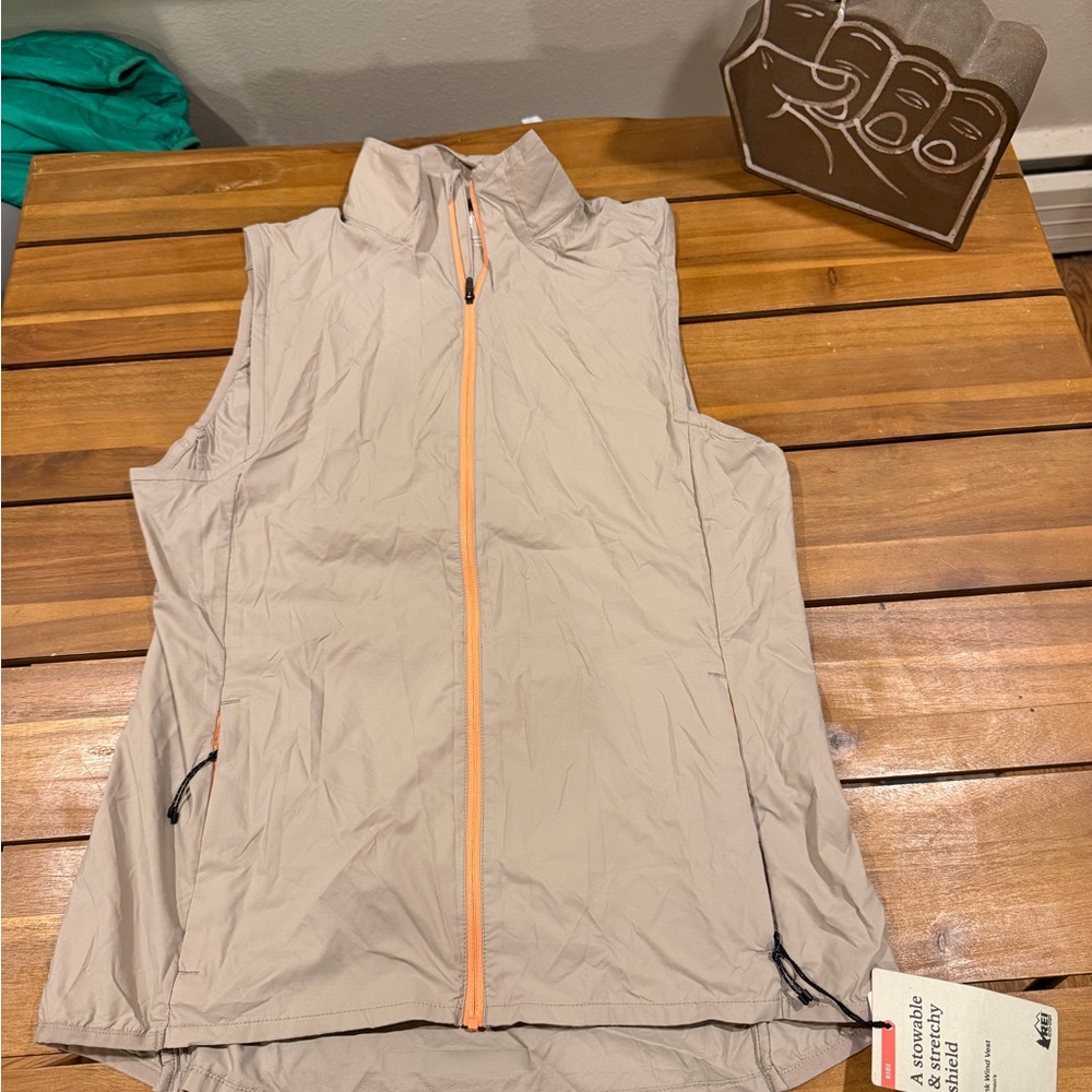 Women’s REÍ  Light Gray Cycling Sleeveless Vest with Orange Zipper NWT Medium